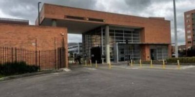 Inmueble con disposición medianera y vista exterior con las siguientes dependencias: sala, comedor, cocina, 3 habitaciones, principal con baño privado, 2 baños sociales, estudio y  balcón, cuenta con  dos garajes cubiertos. Vetustez 5 años. Vr. Admón. aproximada $679.800