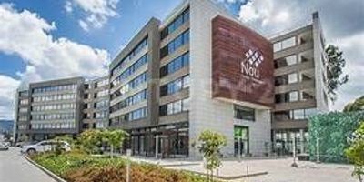 deal para profesionales en la salud o empresas.  Ubicación estratégica sobre la vía Chía-Cajicá, sector El   Tejar. Zona de clínicas, universidades, restaurantes y Centro Comercial Fontanar. El  Centro Empresarial, ofrece moderno lobby de acceso, recepción con control de visitantes, ascensores inteligentes, salas de juntas con tecnología, salón múltiple para eventos-capacitaciones o eventos, terraza con vista panorámica, baños comunes en cada piso y paqueadero para visitantes