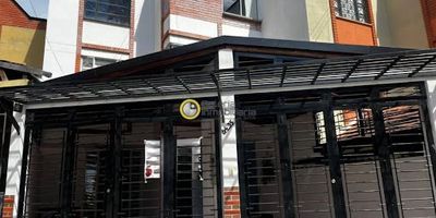 Casa de arriendo en Bucaramanga.-la floresta cuenta tres pisos inicialmente, con dos parqueaderos, entrada, amplia, sala, comedor, Hall de televisión, cocina integral II piso, una habitación auxiliar con baño, una habitación sin división y un auxiliar en el tercer piso, patio amplio y zona de ropas y habitación principal. Cuenta con baño, privado y habitación de clóset.