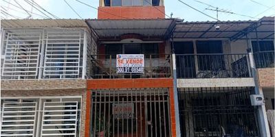 CASA EN VENTA NORTE DE CALI BARRIO BRISAS DE LOS ALAMOS, 110M2, tres pisos unifamiliar, distribuidos así, Primer piso: Antejardín, sala comedor, baño social, una habitación. Segundo nivel: Dos habitaciones, baño social, una de las habitaciones con balcón amplio cubierto. Tercer nivel: Terraza cubierta, una habitación, un baño. Cerca de Centros comerciales como Calima y Chipichape, cerca de zona comercial del barrio, a pocos me ya los cuenta con una zona verde muy extensa con senderos, gimnasios al aire libre y ciclo rutas,  transporte público cercano. 
