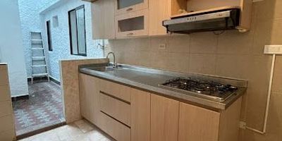 ✨ ¡Tu nuevo hogar en el sector de Buenos Aires te espera! ✨
Esta acogedora casa destaca por sus amplios espacios y una excelente iluminación natural que llena cada rincón de calidez. Ubicada en una zona tranquila y de gran proyección, ofrece todas las comodidades que necesitas para vivir con confort.
