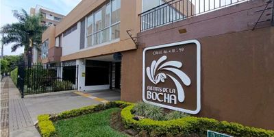 APARTAMENTO EN VENTA SUR DE CALI BOCHALEMA FUENTES DE LA BOCHA, 61 M2, primer piso, sala comedor, balcón, cocina integral con zona de oficios, estudio, dos habitaciones, baño social y baño privado, parqueadero propio en plataforma, la unidad cuenta con salón social, terraza, gimnasio, piscina para niños y adultos, jacuzzi, cancha múltiple, bahía de parqueo para visitantes. Cerca de centro comercial Jardín Plaza, Universidad Autónoma, vías de acceso cómo la Avenida ciudad de Cali y la Panamericana, transporte público cercano. 

