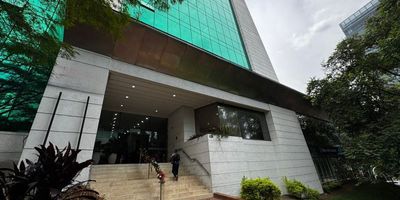 Local en arriendo o venta, en el poblado, sector milla de oro, 418m2, cuenta con 5 oficinas, 4 baños, una sencilla pero funcional cocina, pisos en porcelanato, gran iluminación y ubicación, además de contar con 11 parqueaderos y 5 cuartos útiles, fácil acceso a transporte público, centros comerciales e incluso universidades.