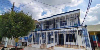 EXCELENTE APARTAMENTO, AMPLIO, FRESCO. BUENA UBICACIÓN, ZONA RESIDENCIAL.