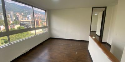 Oficina en arriendo en edificio empresarial, el cual cuenta con una ubicación estratégica y central, de fácil acceso y salida a vías principales, con conexión a rutas de transporte público y gran variedad de servicios complementarios del sector. Piso en madera, 4 espacios, 2 niveles, 3 baños, cocineta, cableado de red, techo cielo raso, aire acondicionado central y parqueadero cubierto Cuenta con ascensor, vigilancia, citófono, portería 24 horas, circuito cerrado de TV,inmuebles sujetos a verificacion de disponibilidad