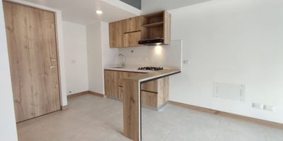 Arriendo apartamento en Sabaneta, sector el Trapiche.
Este apartamento nuevo e iluminado, cuenta con dos habitaciones, un vestier y un closet, baño social y baño en la habitación principal, totalmente cabinados y enchapados, zona de ropas independiente, sala comedor,  balcón,parqueadero y cuarto util.
La unidad es completa, porteria 24 horas.