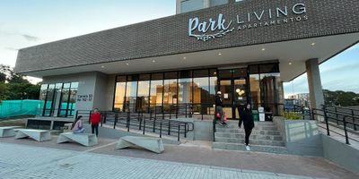 Descubre este acogedor apartaestudio ubicado en un conjunto cerrado con todas las comodidades que necesitas. Cuenta con 1 habitación, 1 baño, cocina en L, zona de ropas y sala-comedor. Disfruta de la iluminación natural, gas natural y cortinas pesadas para tu privacidad. Además, cuenta con closet, puerta de seguridad y ascensor para tu tranquilidad. El edificio ofrece gimnasio, salón comunal, portería/vigilancia y shut de basura. Vive la experiencia de un espacio seguro y confortable en este lugar ideal para ti.