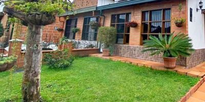 Espectacular casa tipo campestre de 120 mt2 aproximadamente, cuenta con 4 alcobas, la principal con 2 closets, cocina integral, sala comedor amplio, 2 baños cabinados, manzarda, patio amplio y con muy buena iluminación, jardin con buena zona verde.

Cuenta con red de gas, no cuenta con parqueadero privado ya que la casa queda ubicada en un sector con un sendero peatonal y son casas tipo campestre, por eso los dos son parqueaderos comunes, pero muy seguros. La casa fue reformada totalmente hace más o menos 5 años, todas las redes y alcantarillados quedaron nuevos.

Se encuentra ubicada a 3 minutos del parque de San Antonio de Pereira, a 5 minutos del parque recreativo Comfama, a 6 minutos del supermercado Jumbo, de la clínica Somer, de la torre médica CityMedica, a 12 minutos del parque principal de Rionegro.

 