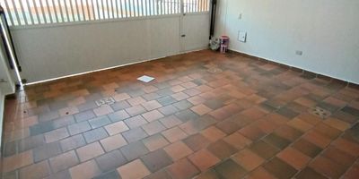 Exclusiva casa en venta de estrato 5 en Floridablanca, Santander. Consta de 2 habitaciones principales, 2 habitaciones sencillas, 2 baños completos y baño auxiliar. Incluye 2 parqueaderos cubiertos y cuenta con una amplia área construida de 208m². Cocina integral, piso de cerámica, balcón y patio interiores. Construida en el año 2000, ubicada sobre vía secundaria en zona residencial. Servicios públicos de agua, energía y gas natural disponibles. Ideal para uso residencial. ¡No pierdas la oportunidad de adquirir esta propiedad única!