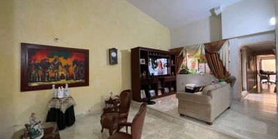 ¡CASA ESPECTACULAR EN PROVENZA! ?✨

¡Oportunidad de tener la casa de tus sueños! 440 M² construidos de puro LUJO y AMPLITUD en el mejor sector de Provenza.

? 250 M² Lote / 440 M² Const.

? 6 Habitaciones (4 con baño privado)

?️ Cocina Integral de Isla + 3 Salas

? Súper Patio con BBQ

? Estudio Grande

? Garaje Independiente

#LIBREDE DEUDAS

? PRECIO: $895 Millones (SOLO EFECTIVO) ?

¡Agenda tu visita hoy!