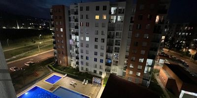 LA SUCURSAL EQUIPO INMOBILIARIA VENDE   APARTAMENTO EN CIUDAD MELENDEZ VALLE DE LILI
Apartamento en unidad residencial 
Piso:  octavo con ascensor 
Área: 58 m2 
Parqueadero comunitario 
Antigüedad: 2 años 
Cuenta con 2 habitaciones la principal con Vestier y baño, la habitación auxiliar con clóset, opción de 3ra habitación o estudio, sala comedor, cocina americana, zona de oficios y balcón con vista a la piscina 
Administración: 250 mil 
Precio de venta: 223 millones, actualmente con deuda con Bancolombia de 78 millones que se puede ceder