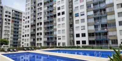 partamento en venta en Conjunto Torino – Miramar, Barranquilla


Vive con comodidad en uno de los sectores más tranquilos y valorizados del norte de Barranquilla. Este apartamento en venta de 61 m², ubicado en el Conjunto Residencial Torino de Miramar, ofrece un ambiente familiar, moderno y con todas las amenidades que necesitas para tu estilo de vida.

El apartamento está situado en el piso 2 con acceso por ascensor o escaleras, y cuenta con una vista interior que brinda privacidad y frescura. Su distribución funcional aprovecha cada espacio, ofreciendo comodidad y practicidad.

Características del apartamento:

Área construida: 61 m²

3 habitaciones con buena iluminación

2 baños

Sala-comedor amplia

Cocina integral equipada

Balcón con vista interior

Zona de lavandería independiente

Piso cerámico en todas las áreas

Piso: 2

Estrato: 3

Antigüedad: 7 años


El conjunto Torino ofrece una completa zona social pensada para toda la familia:

Piscinas para adultos y niños

Gimnasio

Zonas verdes y parque infantil

Cancha múltiple

Salón de juegos y salón social

Parqueadero comunal

Vigilancia privada 24 horas

Su excelente ubicación en Miramar te conecta con los principales puntos del norte de la ciudad:
Cerca de Centro Comercial Miramar, Buenavista, Colegio del Sagrado Corazón, Universidad del Norte, Almacenes Olímpica y paraderos del Transmetro. Acceso rápido por la Calle 102 y la Transversal 43B.

Precio de venta: $304,000,000 COP

Este apartamento es ideal para quienes buscan vivir o invertir en un entorno seguro, moderno y de alta valorización en Barranquilla.
? Contáctanos para agendar una visita y conocer tu nuevo hogar en el Conjunto Torino, Miramar.
