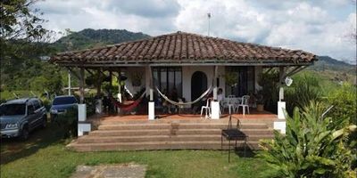 Tu nuevo hogar te espera en la Vereda El Chaquiro, Dosquebradas. Una casa campestre en renta rodeada de naturaleza, perfecta para quienes buscan tranquilidad, comodidad y conexión con lo esencial. Vive el encanto del campo con todas las comodidades de la ciudad. Contáctanos y agenda tu visita hoy mismo.