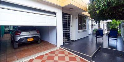 ID 9480029, BARATA SE VENDE CASA HERMOSA, URBANIZACION VERSALLES NORTE DE MONTERIA, UBICADO EN UNOS DE LAS ZONAS EXCLUSIVA EN LA CIUDAD, CERCA CENTRO COMERCIAL ALAMEDA DONDE SE ENCUNTRA LOS NEGOCIOS EXCLUSIVOS DE LA CIUDAD, CLINICAS, NUEVO HOTEL HOLIDAY INN MONTERIA, CON LOCALES POSECIONADO COMO DESTINO DE NEGOCIOS Y DE OCIO, PARQUE DEPORTIVO DEL BARRIO VERSALLES, LA CASA CONSTA DE; 235 MT2, UN PISO, SALA, COMEDOR, ESTUDIO, COCINA INTEGRAL Y AMERICANA, GARAJE ELECTRICO, TRES HABITACIONES AMPLIAS CON CLOSET, LA PRICIPAL AMPLIA CON  VENTANA DOBLE EN VIDRIO, BAÑO VESTIER AMPLIO, TERRAZA INTERNA COMO AREA SOCIAL, PATIO ENCHAPADO Y EN REJAS DE SEGURIDAD, ZONA LABORES, PASILLO CAMARA DE AIRES, HABITACION EMPLEA CON BAÑO Y CLOSET.

APROVECHE ESTA OPORTUNIDAD.

CASA MEJOR UBICADA ALTA VALORIZACION.
