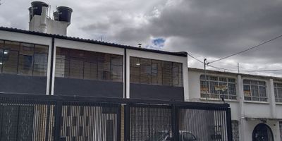 Apartamento de una habitación,  sala comedor, closet, un baño con ducha eléctrica,  estufa eléctrica dos puestos, excelente iluminación natural segundo piso vista exterior, en edificio con citofonía electrónica digital, una sola entrada, los garajes se alquilan por aparte si la persona lo requiere, a cuatro cuadras de la carrera séptima, Transmilenio, universidades, buenas vías de acceso.