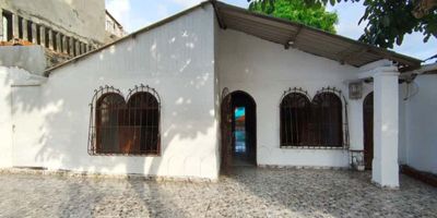 Casa en Venta de 200 m² ubicada estratégicamente. Esta propiedad ofrece un área total de 200 metros cuadrados distribuidos eficientemente para la comodidad familiar, incluyendo 3 amplias alcobas y 2 baños completos. Ideal para quienes buscan un hogar espacioso y funcional en un sector tranquilo y de fácil acceso, esta es una excelente oportunidad