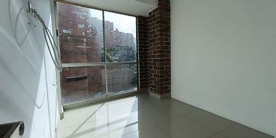 Codigo 29063. Apartamento en arriendo ubicado en Sabaneta sector Aves MariaCaracterísticas:• 3 habitaciones (principal con vestier y baño privado)• 2 baños• Sala–comedor integrada• Cocina abierta integral con cubierta a gas, campana y mesón en Quarztone• Zona de ropas independiente• Balcón con vista despejada• Parqueadero sencillo• Cuarto útil• 1 nivel – piso 3• Área total: 77 m²Descripción:Vive en el corazón de Aves María, una zona reconocida por su tranquilidad y excelente entorno residencial. Este apartamento ofrece una distribución práctica, acabados en cerámica y espacios iluminados que brindan bienestar y comodidad. Ideal para familias jóvenes o quienes buscan la comodidad de Sabaneta sin alejarse de los principales servicios.Entorno:– Frente al Centro Comercial Aves María y cerca del Parque Erato– Zona con restaurantes, supermercados y gimnasios– Fácil acceso a transporte público y vías principales– Sector con excelente proyección y valorizaciónZonas comunes:Portería 24 h, piscina para adultos, sauna, turco, zona BBQ y parqueadero de visitantes.Nota:Canon mensual: $2.600.000El propietario acepta mascotas.