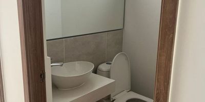 PARQUE NATURA, C.R. SOLE, 90 M2, MODERNO, ILUMINADO, BUENOS ACABADOS.  EL APTO CONSTA DE: SALACOMEDOR, BALCON, COCINA TIPO AMERICANO COMPLETA, GABINETES, ZONA DE OFICIOS INDEPENDIENTE, BAÑO SOCIAL COMPLETO, ESTAR DE TV O ESTUDIO QUE PUEDE SER UNA TERCERA ALCOBA; DOS ALCOBAS, PPAL CON BAÑO Y VESTIER, BAÑO DE ALCOBAS.  PARQUEADERO PARA UN VEHICULO EN PLATAFORMA.   ZONAS COMUNES: PISCINAS, GIMNASIO, ZONA DE COWORKING, JUEGOS INFANTILES, CANCHA MULTIPLE, BBQ, PORTERIA 24 HORAS.