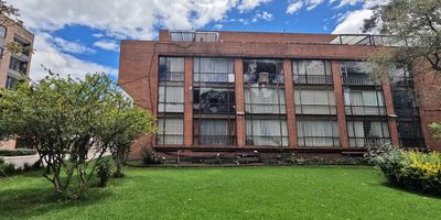 Apartamento en venta, Cuenta con buena iluminación natural, con vista y uso de zona verde, muy bien ubicado con excelentes vías de acceso. Edificio de reconocimiento arquitectónico. Nicolás de Federman Apartamento dúplex de 51.7 Mts2 2 habitaciones cada una con clóset 1 baño Cocina integral con gas natural Compartimento de ropa Sala comedor 1 parqueadero cubierto