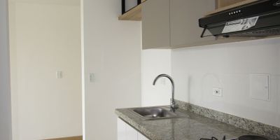 Apartamento para la Venta ubicado en Belmonte de fácil acceso, cuenta con sala-comedor, pisos en cerámica, dos habitaciones y dos baños, hall de alcobas, cocina integral, estufa y calentador a gas, zona de ropas. En conjunto cerrado con piscina, gimnasio, salón comunal, sauna/turco, parques infantiles, placa polideportiva, zonas verdes y un parqueadero cubierto. Con vigilancia y portería las 24 Hora.