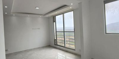 Este apartamento de  de 52 metros cuadrados con una distribución funcional que incluye sala-comedor, cocina semi integral, 2 habitaciones, 2 baños,  zona de ropas, este inmuebleofrece comodidad, podrás acceder a zonas verdes, vigilancia privada 24*7, portería, salón comunal, ascensor, piscina, zona infantil y gimnasio y 1 parqueadero. ¡No pierdas la oportunidad de vivir en este lugar! Contáctanos para más información o agendar una visita.