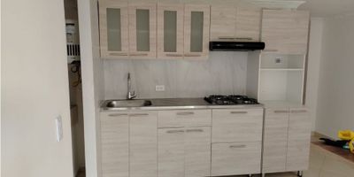 Disponible apartamento excelente ubicación , cuarto piso , unidad cerrada, el apartamento cuenta con 3 alcobas , la principal con closet, sala comedor. 1 baño cabinado , cocina semi y zona de ropas contacto 3014022509
