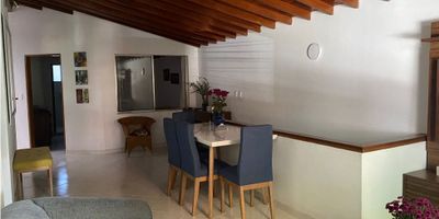 Estamos encantados de presentarles esta hermosa casa para alquiler ubicada en la encantadora ciudad de Sabaneta, en la región de Antioquia. Con su excelente ubicación y una gran variedad de comodidades, esta propiedad es perfecta para aquellos que buscan un lugar cómodo y acogedor para vivir.

Con un área de terreno de 101 M2, esta casa es ideal para parejas o familias pequeñas que buscan un espacio cómodo y funcional. En su interior, cuenta con 4 amplias alcobas que ofrecen privacidad y comodidad, permitiéndole a cada miembro de la familia tener su propio espacio personal. Además, la propiedad cuenta con 2 baños, uno de ellos en la habitación principal, proporcionando mayor comodidad y privacidad.

Otra característica destacada de esta casa es su distribución en la planta baja, que cuenta con una barra estilo americano que conecta perfectamente la cocina con el comedor, creando un ambiente moderno y funcional para compartir con familiares y amigos. Además, la propiedad cuenta con baño auxiliar para mayor comodidad de los invitados.

En cuanto a las comodidades, esta casa cuenta con clósets en cada una de las alcobas, permitiendo un fácil almacenamiento y organización de la ropa y objetos personales. Así mismo, cuenta con gas domiciliario, brindando seguridad y comodidad al momento de cocinar.

No pierdas la oportunidad de vivir en una de las ciudades más encantadoras de Antioquia en esta espectacular casa en alquiler. ¡Contáctanos y agenda una cita para visitarla hoy mismo!

 
