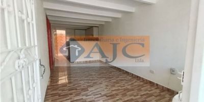 ARRIENDO CASA BIFAMILIAR PRIMER PISO INDEPENDIENTE- RINCÓN DE GIRÓN:

Casa zona vehicular cerca al puente peatonal, zona residencial, en buenas condiciones de estado.

Consta de: verja de entrada con reja, sala-comedor, cocina semintegral( no tiene estufa) con barra americana, 3 habitaciones con closet, 2 NUEVOS, 1 baño enchapado, patio entabletado con lavadero, pisos cerámica.
