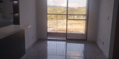 Hermoso Apartamento de 50 mt² Ubicado en Unidad Cerrada.2 Alcobas (Alcoba Ppal. Con Baño &amp; Closet) 1 Baño Social, Balcón, Salón Comedor, Cocina Integral Abierta con Barra, Zona de Ropas, Red de Gas y Calentador.Conjunto cerrado con portería 24 horas, Ascensor, Gimnasio, Piscina, Salón Social, Shut de Basuras &amp; Zonas Verdes.ZONAS COMUNES EN CONSTRUCCIONInmueble cercano a Instituciones Educativas, Transporte Publico, Parques Cercanos, Zona Campestre, Supermercados/C.Comerciales y Zona Residencial.