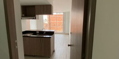 Descubre este elegante apartaestudio ubicado en una zona residencial tranquila. Con 1 habitación, 1 baño y una amplia iluminación natural, este espacio cuenta con calentador a gas, instalación de gas y servicios independientes. Además, disfruta de vigilancia privada 24/7, ascensor, zona infantil y cancha de fútbol en conjunto cerrado. Con supermercados, colegios y transporte público cercanos, esta propiedad ofrece comodidad y seguridad. Contáctame para más información: David Eduardo Gamez Gómez - 3239616162.