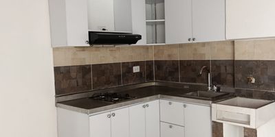 Apartaestudio en Arriendo  Villa Hermosa, Medellin
Vive con comodidad y practicidad en este acogedor apartaestudio, ideal para quienes buscan un espacio funcional y bien ubicado. Disfruta de ambientes iluminados y confortables que brindan una excelente calidad de vida.
Cuenta con 1 habitacion, 1 bano, closet, sala-comedor, cocina semi integral con red de gas, patio y zona de ropas.

Ubicado en un sector residencial, tranquilo y con facil acceso al transporte publico, cerca de puntos de referencia como el Mall Villa Nueva, la sala de velacion Villa Nueva y la Avenida Oriental.
Una excelente oportunidad para disfrutar de buena ubicacion, seguridad y total comodidad en Medellin!


