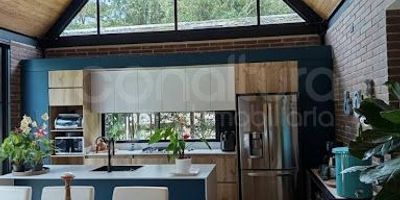 472-8374 Conaltura Inmobiliaria ofrece en arriendo esta espectacular casa campestre de 250 m², ubicada en el exclusivo sector Alto de Las Palmas, un entorno natural, tranquilo y de alta valorización, ideal para quienes buscan amplitud, privacidad y conexión con la naturaleza. El inmueble cuenta con 3 alcobas, 4 baños, 3 vestiers, 1 clóset, sala comedor, estudio, cocina integral tipo americano con estufa, horno y calentador a gas, zona de ropas, patio, manzarda, antejardín e iluminación LED y puerta de seguridad. Incluye parqueadero cubierto doble lineal y acceso con control (no es parcelación, casas independientes). El lote total es de 2.000 m², ideal para quienes disfrutan de ambientes campestres. La propiedad ofrece zonas verdes amplias, vista natural, tranquilidad absoluta y fácil acceso a la vía principal de Las Palmas, con cercanía a colegios, restaurantes, comercios y rutas hacia Medellín y el Oriente Antioqueño.