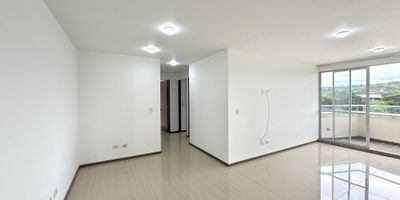 Buscas un apartamento moderno, elegante y con una ubicacion privilegiada en Pereira? Este inmueble de 86 m te ofrece espacios amplios, iluminados y con acabados de excelente calidad que combinan confort y estilo. Su distribucion funcional permite aprovechar cada rincon, creando un ambiente acogedor y sofisticado. Ubicado en un conjunto cerrado con vigilancia 24/7, parqueadero para visitantes y estaciones de carga para vehiculos electricos. Rodeado de zonas verdes y tranquilidad, se encuentra en una de las areas mas exclusivas de la ciudad, con acceso rapido al transporte y cercania a la Universidad Tecnologica de Pereira, colegios, centros comerciales, clinicas, terminal, restaurantes y gimnasios. Ven y descubre tu proximo hogar!