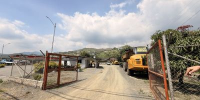 ARRIENDO LOTE SOBRE VIA PRINCIPAL GUABINAS. Venta lote plano en excelente ubicacion sobre la via principal de Cali Yumbo. Ideal para parqueadero vehicular, venta de maquinaria, servitecas, condominio de  bodegas, por su ubicacion cerca a empresas industriales, cerca al aereopuerto a Cali y Yumbo. Listo para escriturar.  Actualemente rentando. RF
