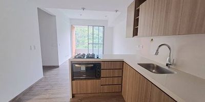Descubre este magnífico apartamento de 54.95 m2 ubicado en el tranquilo municipio de Sabaneta. Con una excelente distribución, esta propiedad cuenta con amplios espacios llenos de luz natural que brindan una sensación de bienestar y calidez. Su diseño moderno y elegante crea un ambiente acogedor y sofisticado, ideal para crear hermosos recuerdos en familia. Además, forma parte de una unidad residencial que ofrece zonas comunes como piscina, parque infantil y gimnasio, donde podrás disfrutar de momentos de relax y diversión. Sin duda, este es el lugar perfecto para establecer tu hogar y disfrutar de la paz y tranquilidad que mereces.