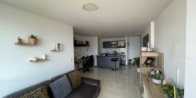 Arriendo apartamento en el Esmeraldal. Vive en uno de los sectores mas exclusivos y tranquilos de Envigado. El Esmeraldal te ofrece una excelente ubicacion, rodeada de naturaleza, con acceso facil a vias principales, colegios, centros comerciales y zonas de esparcimiento. Disfruta de un entorno residencial seguro, moderno y con una gran calidad de vida.