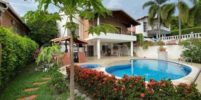 Venta de exclusiva finca campestre y recreativa ubicada en San Jerónimo, sector Leticia, esta finca ofrece una oportunidad única para disfrutar de la tranquilidad y belleza natural de la región, a solo 5 minutos de la carretera principal y el supermercado Éxito y a 30 minutos del túnel de Occidente. Con unas características especiales como la unión de 2 lotes de 300m2 cada uno para un total de área del lote de 600m2 y con un área construida de 500m2, en excelente estado, donde puedes disfrutar de una vista muy campestre y tranquila desde la comodidad de tu hogar.
La finca ofrece cinco (5) habitaciones, un hall, salón, comedor y cocina. Además, cuenta con zona de ropas, tres (3) baños completos, amplio corredor en la parte trasera de la casa para tus reuniones, jacuzzi privado, piscina privada con 3 chorros, cascada y playa, zona BBQ privada.
La parcelación es muy completa, ofrece portería 24/7, piscina comunitaria, salón social, zonas verdes, canchas, zona BBQ, zona de mascotas.  Dentro de la parcelación las vías están completamente pavimentadas.
La finca se entrega completamente amoblada, lo que garantiza una experiencia de mudanza sin complicaciones.
Además, la finca cuenta con su cercanía a la carretera principal, terreno plano y una comunidad sana e independiente de 72 casas campestres.  Esta finca ofrece la combinación perfecta de comodidad, privacidad y belleza natural en un sector muy cercano a todas las atracciones turísticas de la región. ¡No te pierdas la oportunidad de hacer de este lugar tu hogar o tu escape de fin de semana!