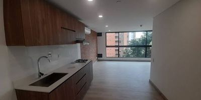 Aprovecha esta excelente oportunidad de estrenar Aparta estudio disponible para la renta sin amoblar, con acabados modernos y excelente vista panorámica, en una excelente ubicación y lugar estratégico con rutas de acceso en el sector laureles, apartamento cuenta con 1 habitación con closet, cocina integral, sala comedor, estudio, terraza, 1 parqueadero lineal, 2 aires acondicionados, gimnasio en la terraza, salón comunal, y coworking, un lugar muy tranquilo y seguro.