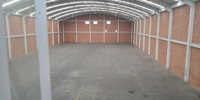 Bodega ubicada en uno de los parques industriales más solicitados de Funza, con acceso rápido a vías principales, excelente movilidad para transporte pesado y un entorno ideal para operaciones logísticas, productivas o de almacenamiento. Su altura industrial, distribución funcional y áreas administrativas la convierten en una opción estratégica tanto para compra como para arriendo.

características generales
Área construida: 2.598 m² // Área de bodegaje: 2.478 m² // Oficinas: 120 m² // Altura: triple altura // Carga eléctrica: 15 KVA
