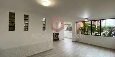 Arriendo apartamento de 78 m² en Rionegro, ubicación privilegiada en unidad residencial con portería 24/7 sector los colegios, dos Alcobas, tres baños, dos closets, un Vestier, sala comedor, cocina integral full equipada, con red de gas y calentador, zona de ropas, parqueadero, cuarto útil, cerca a la clínica Somer, Estadio Alberto Grisales, Universidad Católica de Oriente, Politécnico Jaime Isaza Cadavid y al centro comercial San Nicolás. Información sujeta a cambios. Las imágenes de muebles, enseres, decoración y demás elementos son una referencia. 
Vende Activos y Bienes, Inmobiliaria experta en administración, arrendamiento y venta de apartamentos, casas, locales, bodegas y oficinas en el Oriente Antioqueño, Medellín y toda el área Metropolitana.