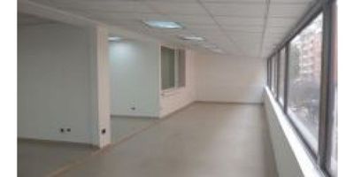 Oficina moderna en arriendo ubicada en Chico Norte, con diseño abierto que permite flexibilidad en la distribución. Cuenta con tres baños, cocina integrada, un parqueadero privado y vista panorámica de la ciudad. Espacios luminosos y cómodos, en un sector estratégico y exclusivo, ideal para empresas que buscan presencia y comodidad en un ambiente profesional.

Características: Oficina abierta // 3 baños // Cocina integrada // 1 parqueadero // Vista panorámica // Luminosidad natural // Ubicación estratégica en sector exclusivo // Ideal para empresas y profesionales
