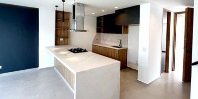 Excelente casa de 230 mt2, lujosa, muy fresca e iluminada, con piso porcelánico mate, la cual esta distribuida de la siguiente forma: Primer nivel: sala, cocina moderna abierta con isla en piedra sinterizada, comedor, alcoba con baño, baño social, zona de ropas, jardin y garaje.
Segundo nivel: alcoba principal con baño y vestier, 2 alcobas auxiliares con baño  y clóset cada una y sala de TV con balcón. Tercer nivel: salón de juegos o entretenimiento, amplio balcón terraza y baño completo.

Tambien tiene puerta de seguridad,  amplia zona social integrada al jardin, red de gas natural.

Se encuentra ubicada en una unidad abierta en un sector campestre, muy seguro y tranquilo, sin pago de  administración, con amplias vías de acceso, parqueaderos de visitantes y zona de juegos infantiles.

Se localiza en uno de los sectores mas apetecidos y exclusivos de Rionegro, lugar muy estratégico por su cercania al aeropuerto José María Córdova, ya que en 16 minutos estas allí, esta a 5 minutos del colegio de La Presentación, del mall Reserva Plaza y Rio del Este, donde encuentras supermercado La Vaquita, Tienda D1, Eps Sura y Somer, restaurantes, farmacias, etc. A 10 minutos del centro comercial San Nicolas, del parque de Rionegro, del parque de San Antonio de Pereira, de la clínica Somer, del parque recreativo Comfama, del supermercado Jumbo, del centro comercial Jardines de Llanogrande.

Con facil acceso a servicio de transporte público.