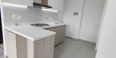 Apartamento nuevo en primer piso. Ubicado en Cl. 201 #45-85, norte de Bogotá, facilidad de transporte público. Área de 49 m2, incluyendo su patio de ropas. Ubicado dentro de conjunto cerrado con gimnasio, salón de juegos, terraza BBQ, zona de mascotas, juegos infantiles. Se acepta UNA mascota pequeña o mediana.

REQUISITOS:

Arrendatario y un deudor solidario que cada uno pueda demostrar ingresos por el doble del canon de arriendo.

Empleado:
* Fotocopia de la cédula.
* Certificado laboral.
* Desprendibles de nómina (si es quincena, los seis últimos y, si es mensual, los tres últimos).
* Fotocopia de los extractos bancarios de los tres últimos meses.

Independiente:

* Fotocopia de la cédula.
* Fotocopia de los tres últimos extractos bancarios.
* Certificado de Cámara de Comercio, no mayor a 30 días (si su actividad lo requiere).
* Fotocopia del Registro Único Tributario (RUT).
* Declaración de renta (si declara).

Y diligenciar un formulario de la aseguradora.