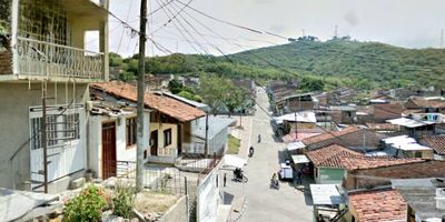 Vendemos Casa con dos Apartamentos independientes en Buga Valle, barrio Alto Bonito, son 136 m2 construidos, el primer piso apto de 2 habitaciones, un baño, sala comedor, cocina, patio, segundo piso apto de 3 habitaciones, baño, sala comedor con balcon, cocina, amplia terraza.
