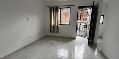 VENTA APARTAMENTO EN SANTA CRUZ PARTE BAJA 
CERCA DE LA ESTACIÓN ACEBEDO Y TRICENTENARIO, COLEGIO LA PABLO NERUDA, COLEGIO VILLA MISA.
 Área de 60 m2, piso 2 por escalas 
Apartamento con balcón, 3 alcobas, baño.
Estrato 2