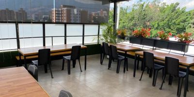 Alberto Alvarez ofrece en arriendo Moderna oficina situado en el sector de Suramericana cerca a la calle Colombia, en el cual se ha consolidado una masiva propuesta hotelera y gastronomica, su ubicacion asegura un facil acceso y una rapida movilidad, cuenta con una excelente facilidad de transporte publico y permite acceder a una amplia variedad de oferta comercial, gastronomica, institucional, educativa y de diferentes servicios. Su proximidad a vias arterias como la calle Colombia, la carrera 65 y la autopista regional permite desplazarse con facilidad a cualquier punto del area metropolitana y regiones cercanas. Que esperas para contactarte con nuestros asesores?