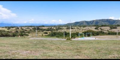 Lote de 300 mts cuadrados construí Bleach 120 se debe construir según modelo y se entregan planos para licencia 