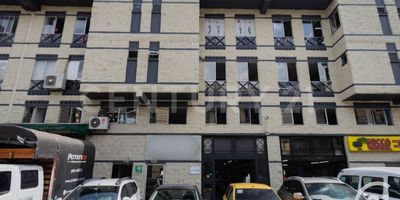 Venta bodega dentro de unidad industrial con porteria 24 horas muy cercca a la Cra 80 cerca al metro mejor ubicación imposible , cuenta con 3 niveles , ideal para empresa de confecciones ó comercializadora  en el primer piso cuenta con exibición comercial , con posibilidad de un malacate que lo comunique a los 2 pisos siguientes .