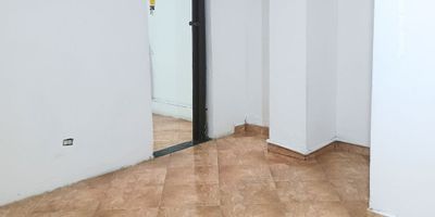 Descubre este acogedor apartaestudio en una zona residencial tranquila de Parque de Boston, Medellín. Con 1 habitación, 2 baños, cocina semi integral y sala-comedor, este espacio ofrece comodidad y funcionalidad en cada rincón. Disfruta de su excelente iluminación natural, gas natural, piso en cerámica, baño auxiliar y de servicio, además de depósito, circuito cerrado de TV y citófono para tu seguridad y confort.
Su ubicación sobre vía principal facilita el acceso a transporte público, supermercados y centros comerciales.
Ideal para quienes buscan un espacio práctico, bien distribuido y con excelente conectividad. ¡Haz de este lugar tu nuevo hogar hoy mismo!

¡City Raíz busca su tranquilidad! Código 20000
Contáctanos por WhatsApp al 310 840 1461 o llamándonos al 604 411 7372
www.cityraiz.com