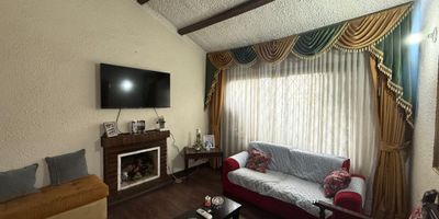 Casa de dos niveles esquinera, buena iluminación natural, primer nivel: sala con chimenea tradicional, comedor independiente, cocina cerrada, baño completo, estudio o alcoba, estar de TV, zona de lavandería, cuarto y baño del servicio, segundo nivel, 3 alcobas con closet, baño completo, hall de alcobas, 2 garajes cubiertos en linea, cerca a parque Villa Magdala, colegio Anglo Colombiano, excelentes vías de acceso y transporte publico por la calle ciento cincuenta y tres, carrera diecinueve, calle ciento sesenta y uno y carrera  quince.